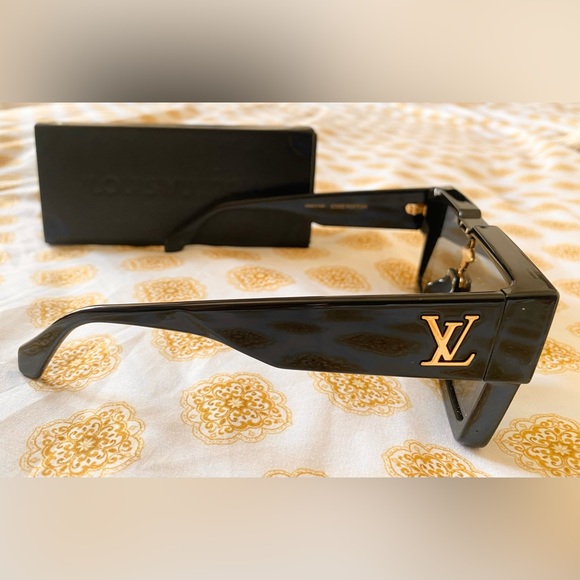 Original Louis Vuitton Cyclone Sunglasses, slightly scratched front nose area - Picture 2 of 2